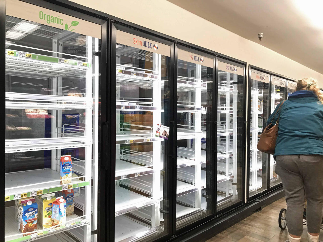 牛乳など乳製品もほぼ完売状態で途方に暮れる人たちも