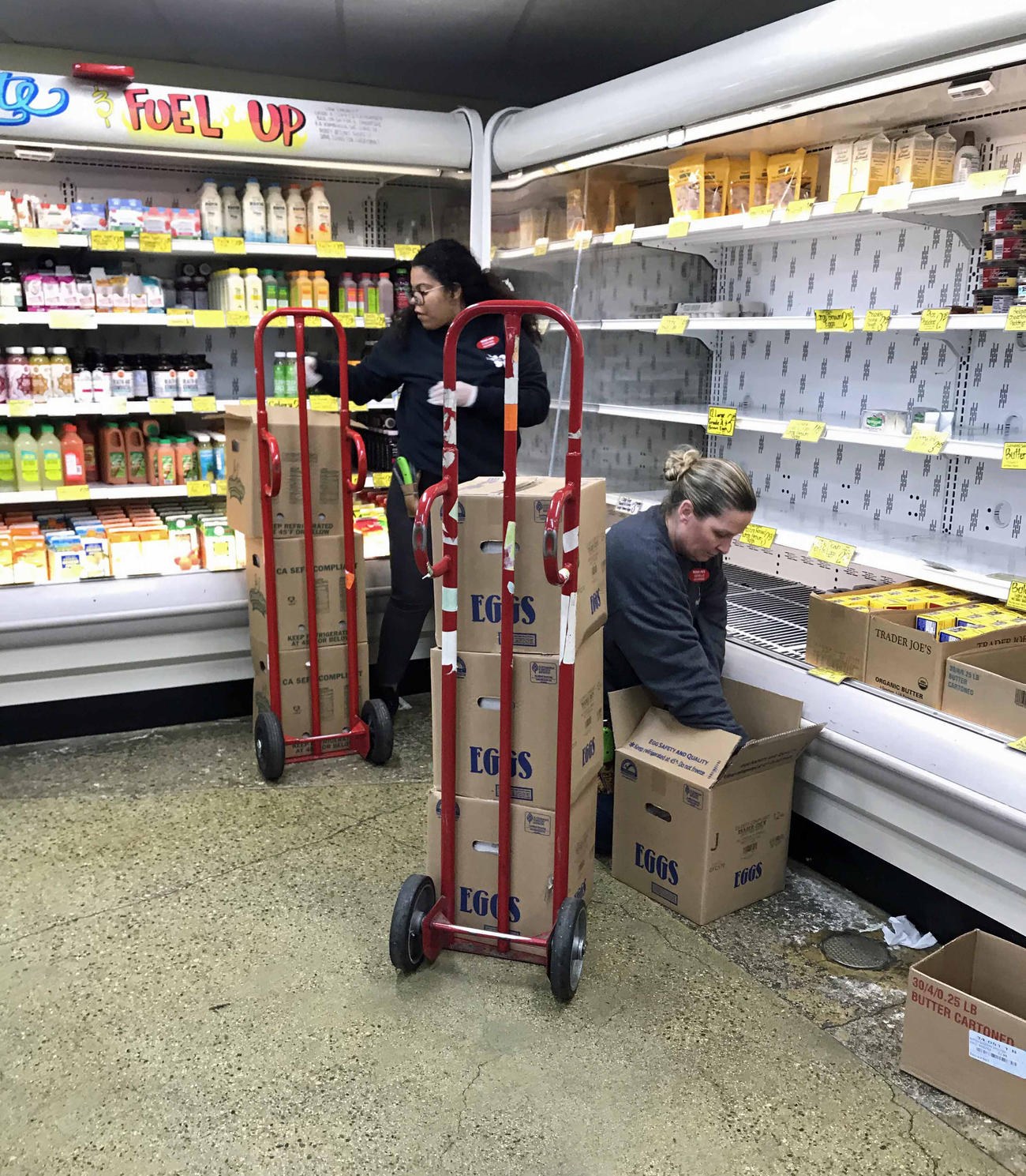 店内のあちらこちらで空になった棚に必死で補充する従業員の姿が