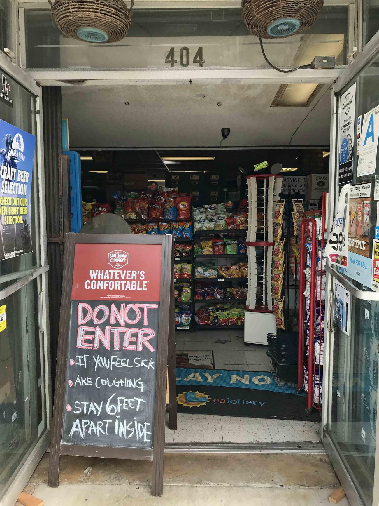 営業している店舗でも、「具合が悪い人やせきをしている人は入店お断り」の看板を出しているところも