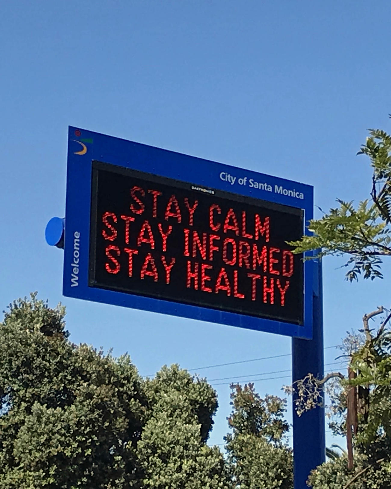 サンタモニカ市では街中には「冷静に行動し、情報を取集し、健康でいるように」との注意喚起の電光掲示板も
