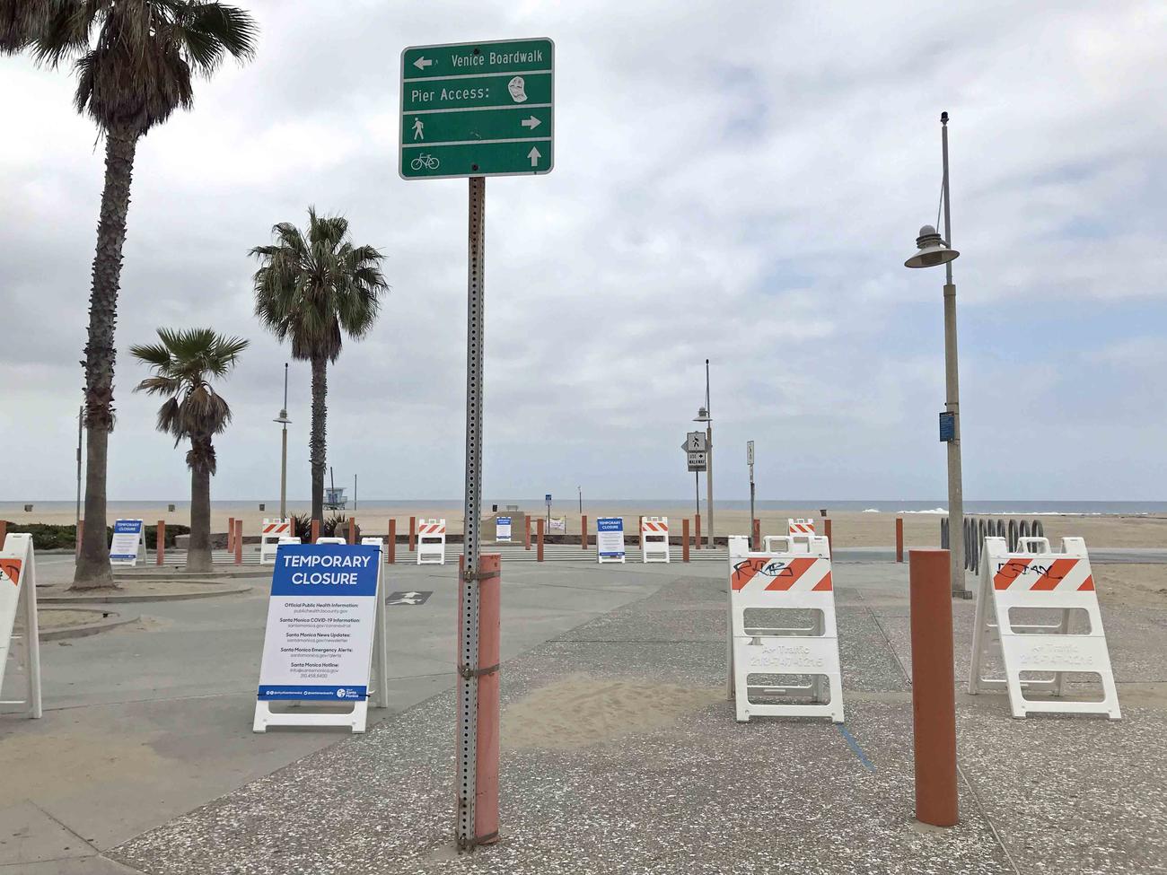 ビーチシティーLAのビーチは全て閉鎖で、立ち入りが禁止されています