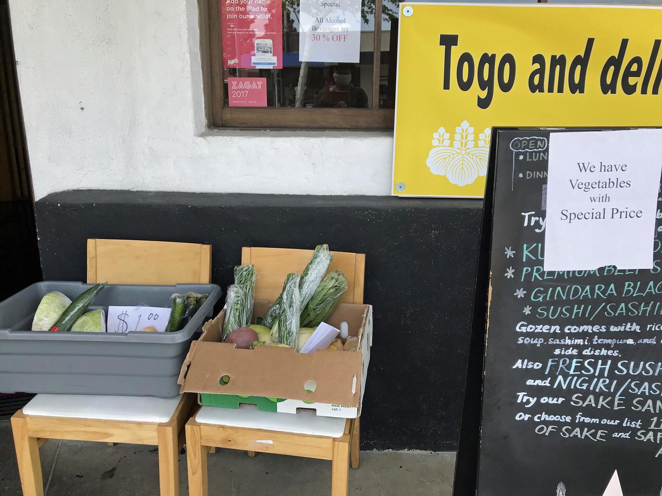 店の前で野菜の販売をするレストラン