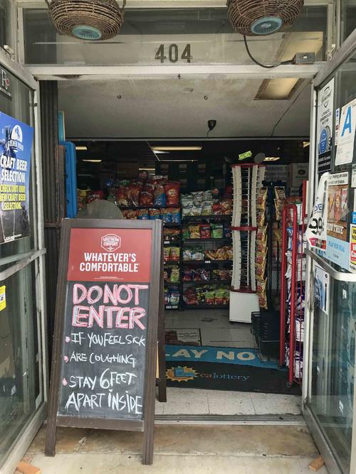 リカーストアの入り口にはせきがあったり、具合が悪い人は入店しないよう求める看板が
