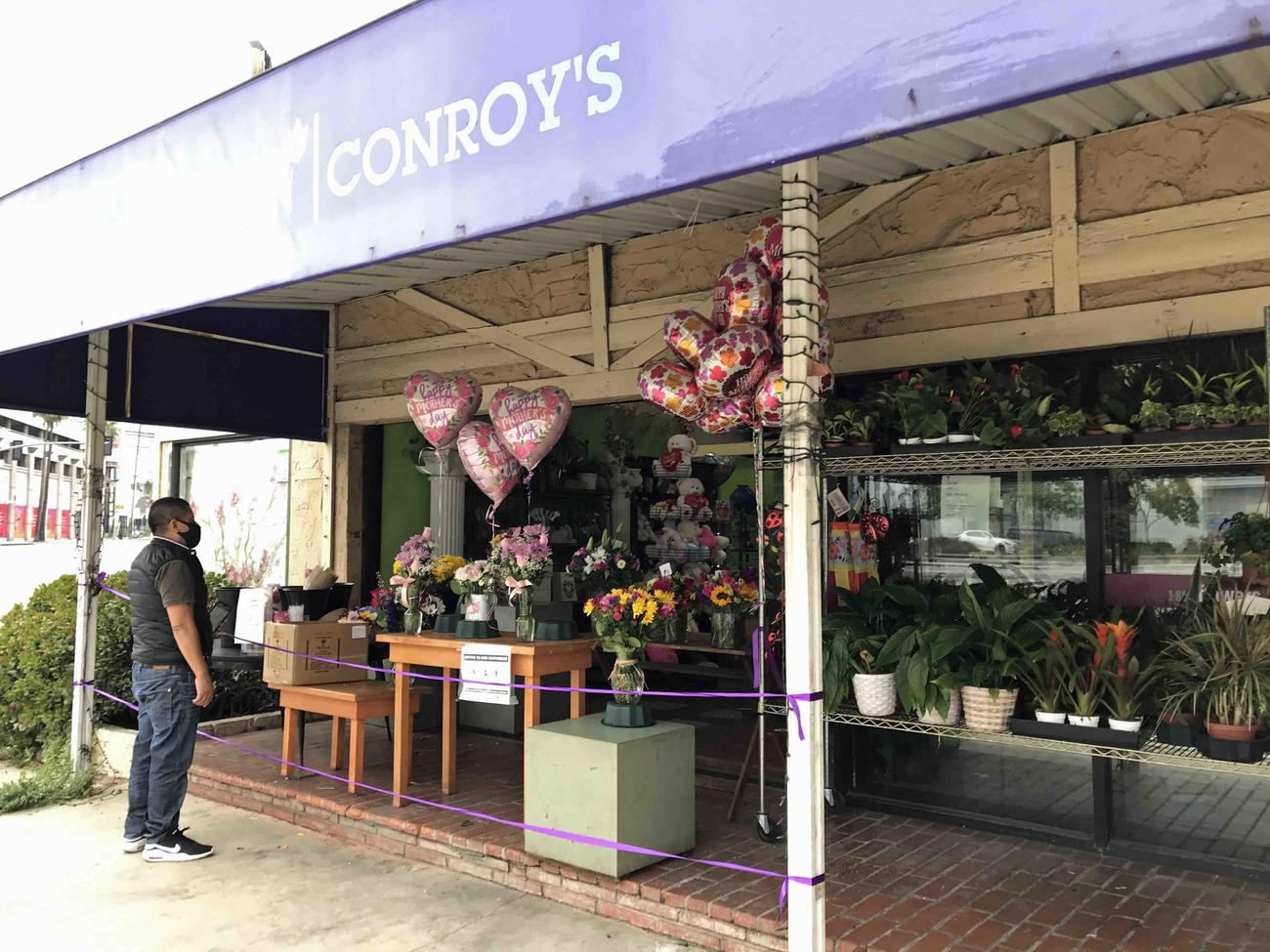 母の日を迎えて花屋にはにぎわいが戻るも、店の前にはロープが張られて中に入って花を選ぶことはできません