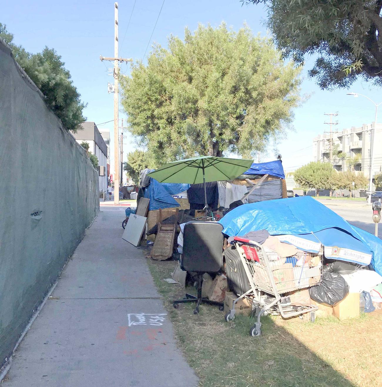 路上にテントを張って暮らす人が急増するLA