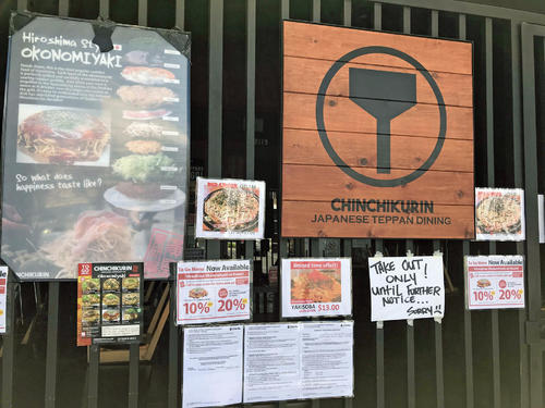 LAの日本人街にあるお好み焼き店では店舗前にメニューが貼られ、テークアウトの注文を受け付けている