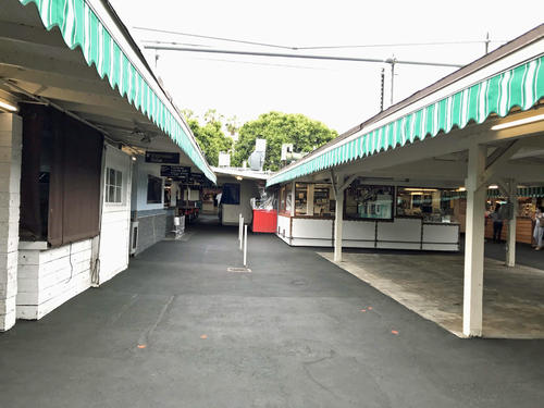 観光名所として知られる屋台が立ち並ぶオリジナル・ファーマーズ・マーケットも飲食店は閉店され、閑散としている