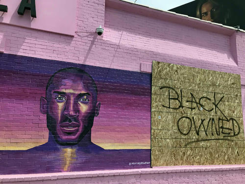 今年1月に事故死したコービー・ブライアントの壁画の横には「黒人経営」の文字が