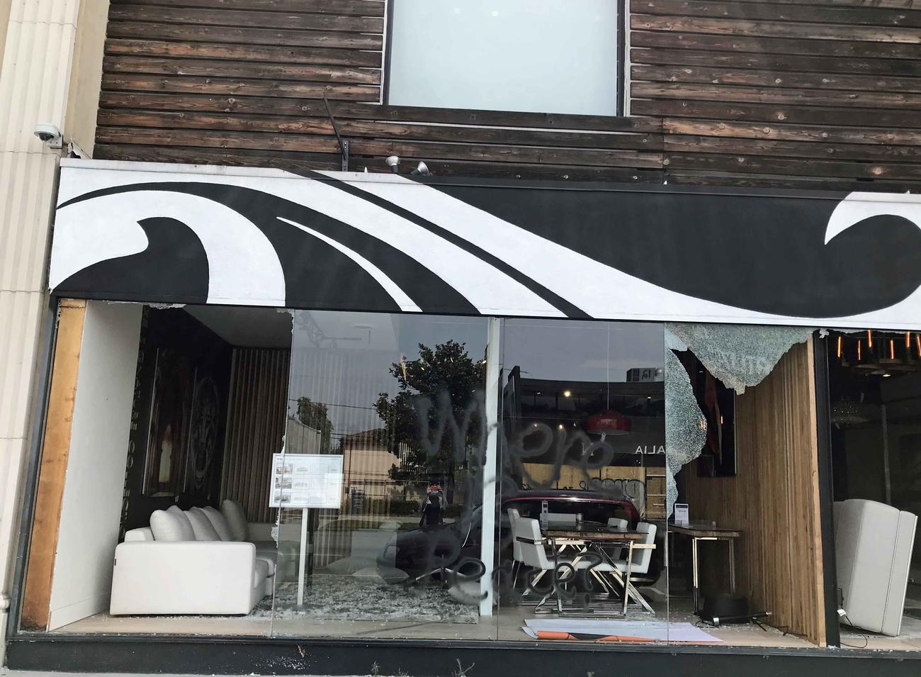 襲撃された家具店では商品は盗まれずに残されたまま