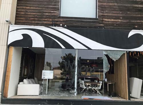 襲撃された家具店では商品は盗まれずに残されたまま