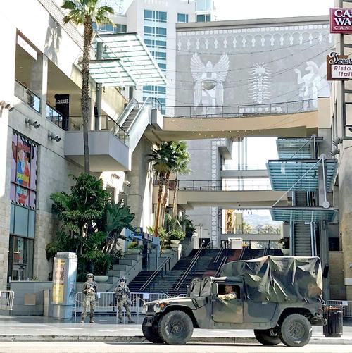 州兵が至るところで警備にあたる厳戒態勢となったハリウッド