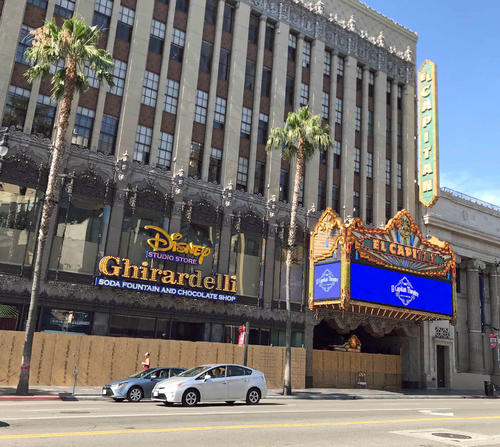 ディズニー所有の映画館も板で覆われています
