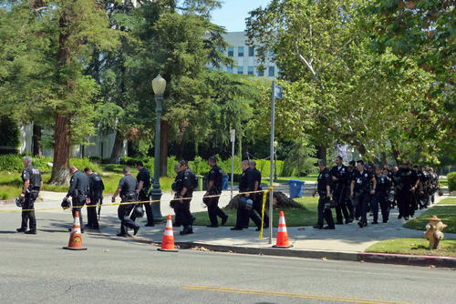 LA市長宅前で行われたデモが終わって引き揚げる大勢の警察官たち