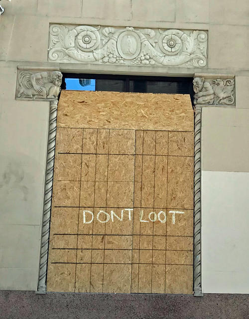 「略奪しないで」と防護板に書かれたメッセージ