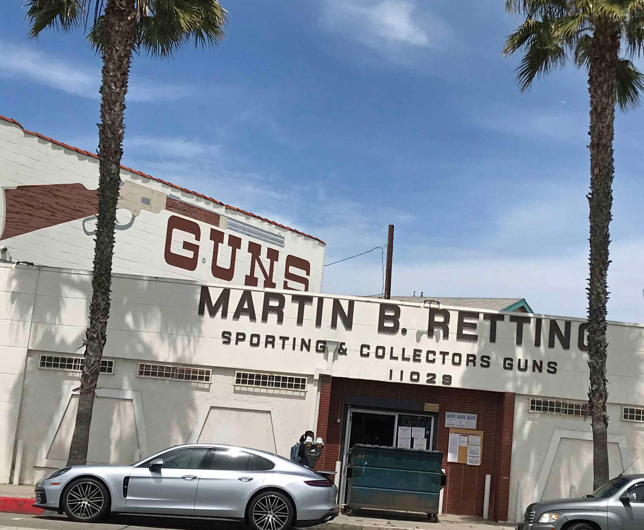 外出自粛命令が出された直後と暴動直後には銃の売り上げが急増。店の入り口にゴミのコンテナを置いてガードしながら営業を続ける銃専門店も