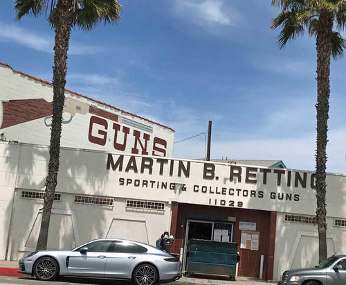 外出自粛命令が出された直後と暴動直後には銃の売り上げが急増。店の入り口にゴミのコンテナを置いてガードしながら営業を続ける銃専門店も