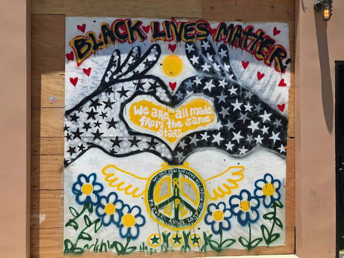 「私たちは皆同じ星のもとに生まれた」と平和を訴えるブラック・ライブズ・マターの壁画も