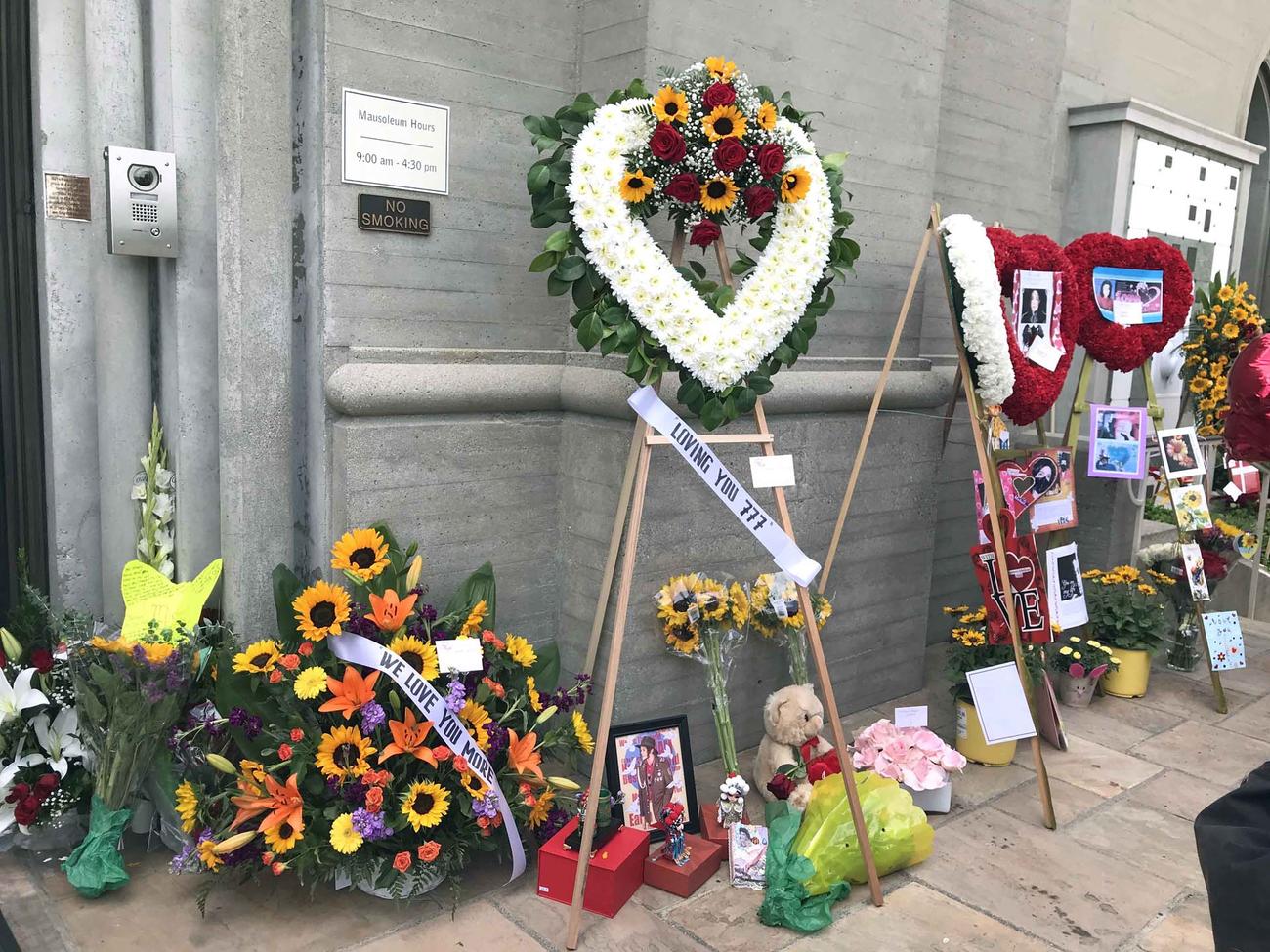 マイケル・ジャクソンさんが眠る霊廟の前には世界中のファンから届いた花が飾られていました