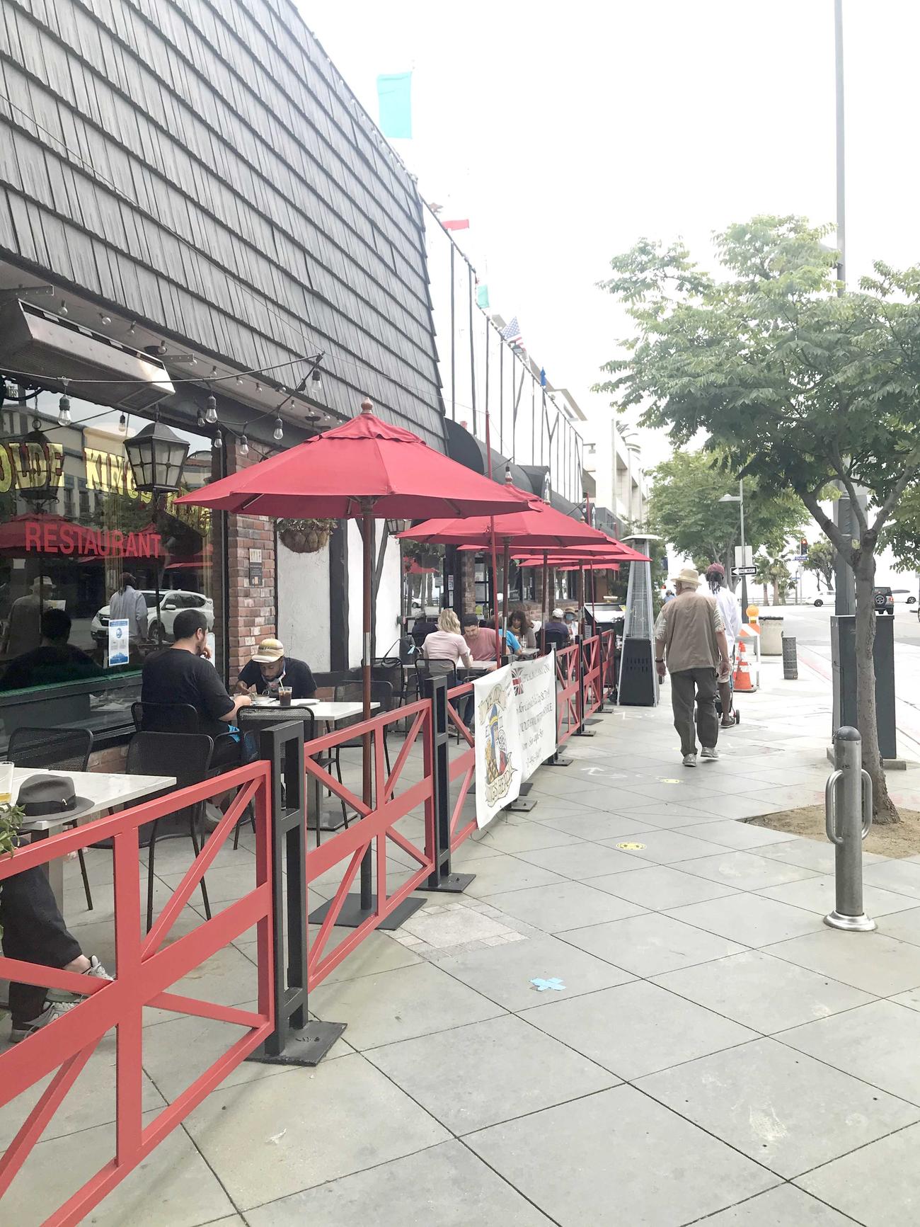 アウトドア席での飲食は許可されているため、多くのレストランが店舗前にテーブルとイスを並べて営業を続けています