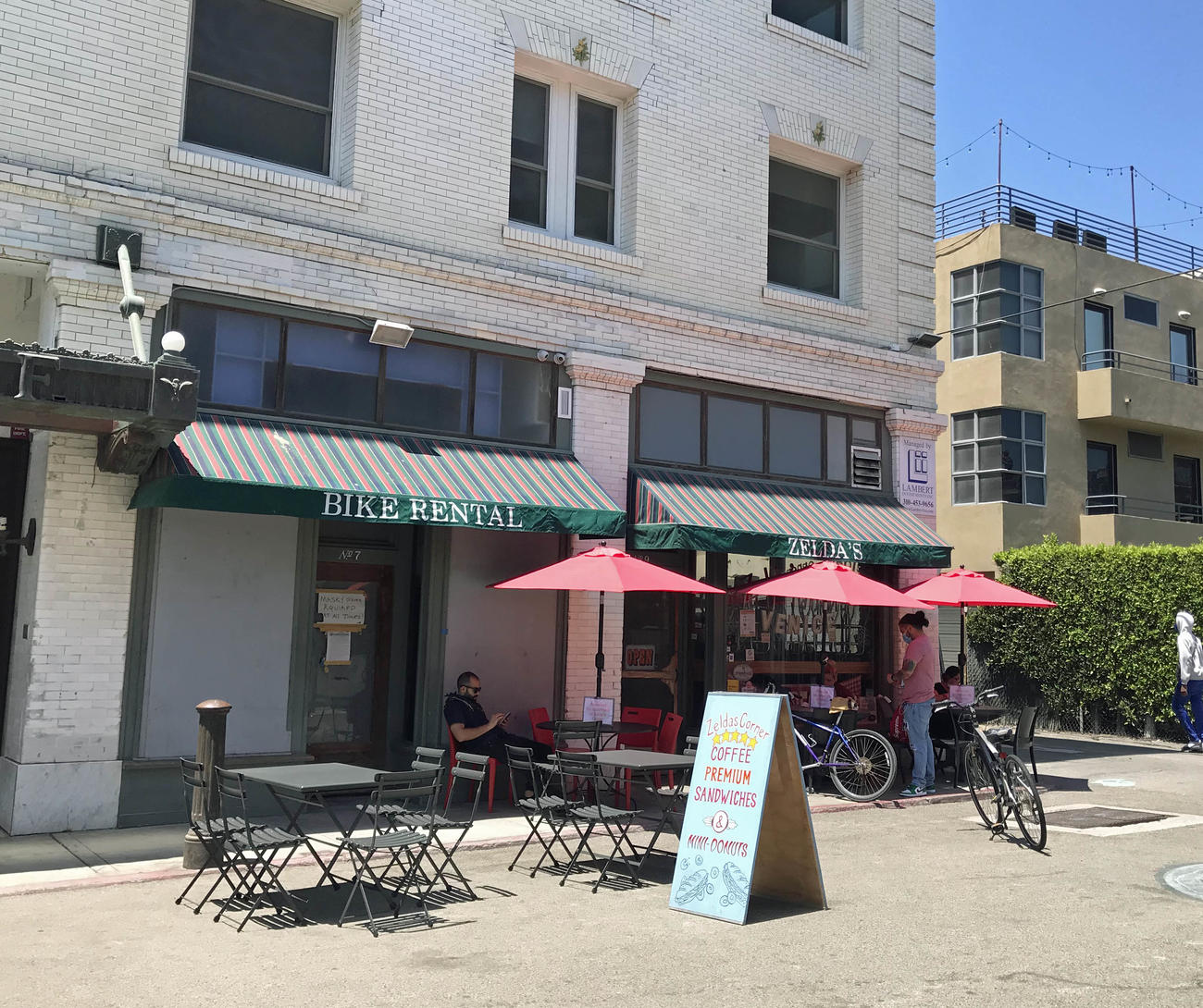 LAではソーシャルディスタンス確保のため、道路や駐車場の一部をレストランの飲食スペースとして利用することが特別に認められています