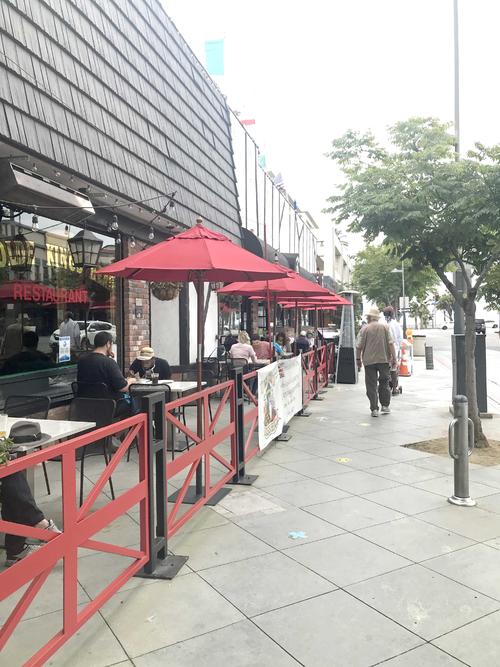 アウトドア席での飲食は許可されているため、多くのレストランが店舗前にテーブルとイスを並べて営業を続けています