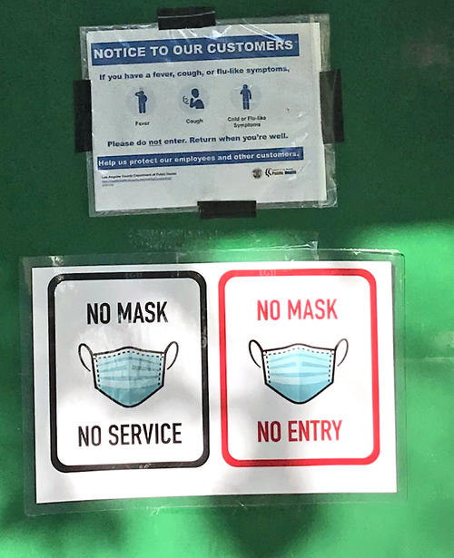 レストランでも食事中以外はマスク着用が求められており、入り口にマスクなしでの入店お断りの張り紙を出す店が増えています