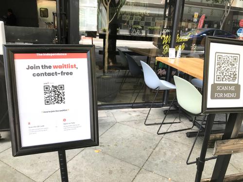 QRコードを利用したメニューや座席の予約は多くのレストランで導入が始まっています