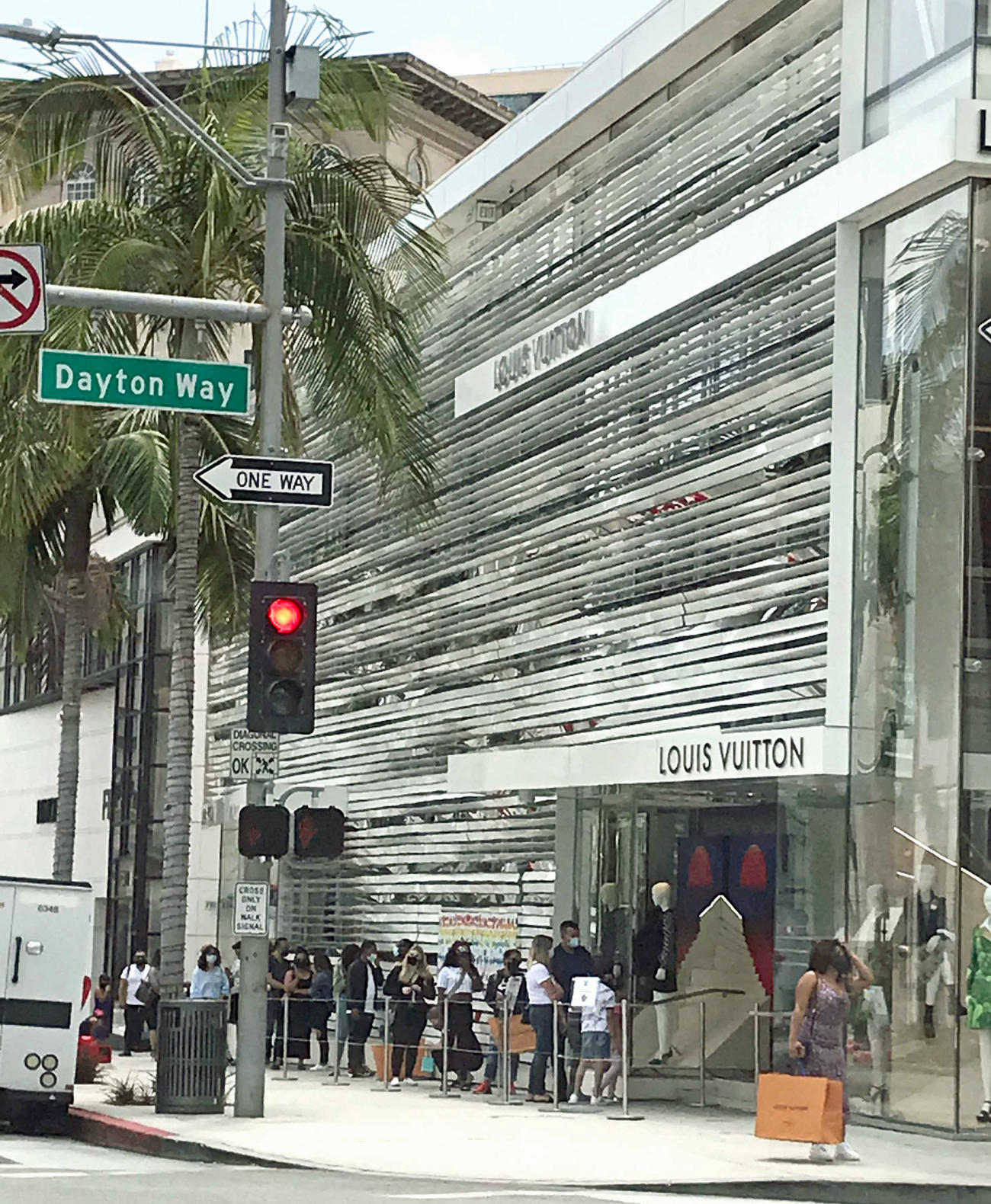 ロデオドライブにあるルイ・ヴィトン前には入店待ちの行列が