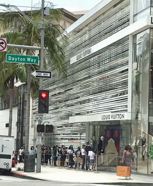 ロデオドライブにあるルイ・ヴィトン前には入店待ちの行列が