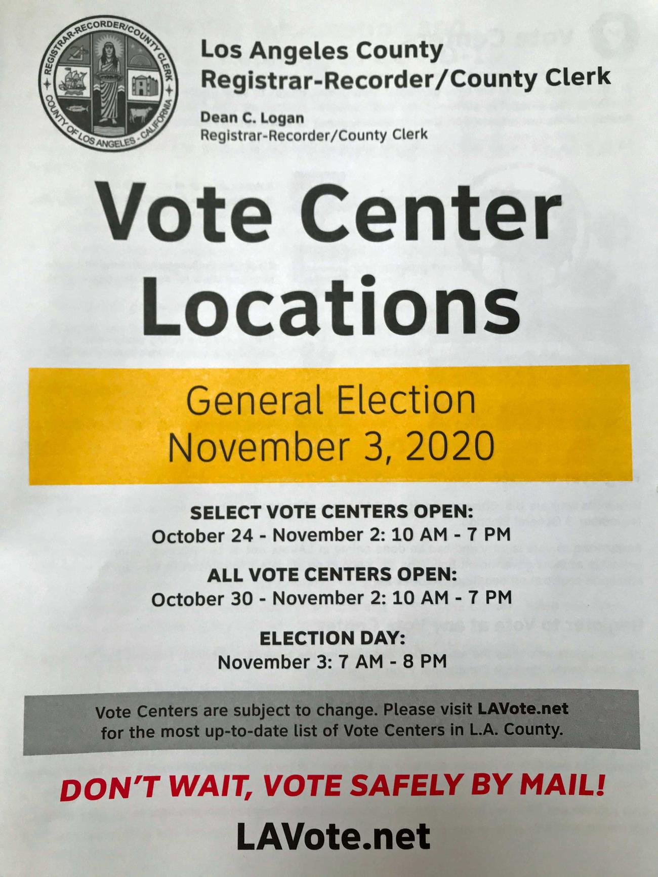 20ページを超える投票所の一覧が掲載されたLA郡の冊子。有権者はここに掲載された投票場から好きな場所を選んで投票に行くことができます