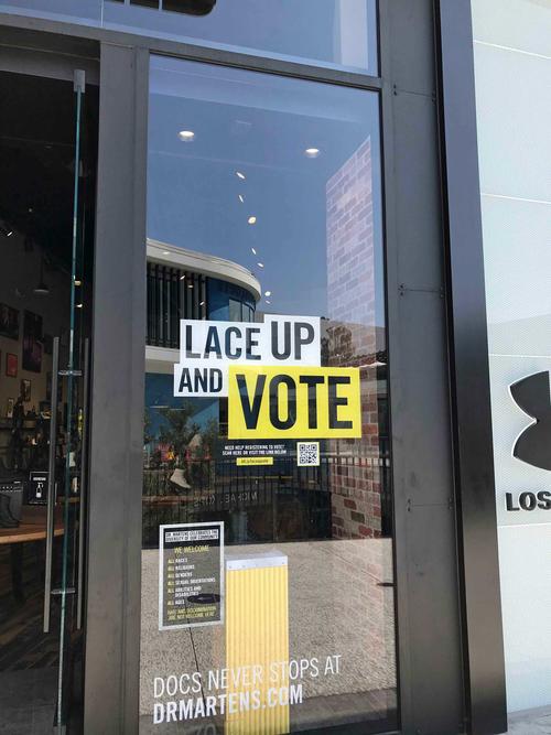 大型ショッピングモールに入るアパレル店の入り口にも「VOTE（投票）」を呼びかける文字が