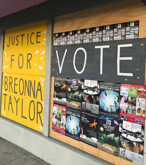 住宅の塀にも「変革のための投票を」と呼びかけるメッセージが