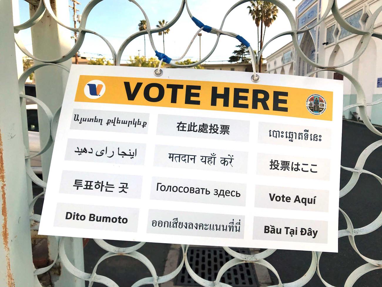 多民族国家らしく投票所には日本語を含む複数の言語で書かれた標識があります