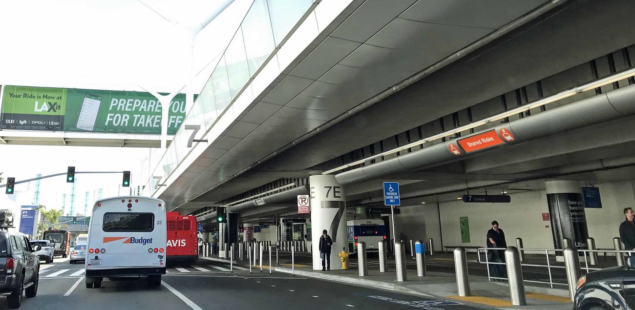 ロサンゼルス空港もコロナ禍が始まって以来となる混雑が見られます