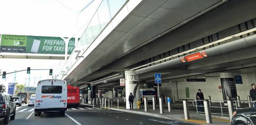 ロサンゼルス空港もコロナ禍が始まって以来となる混雑が見られます