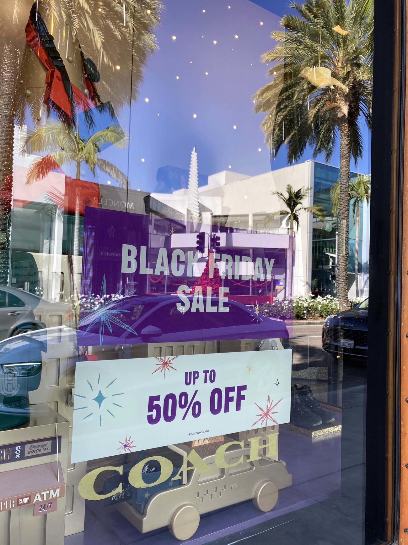 コーチもブラックフライデーには半額セールを行っていました
