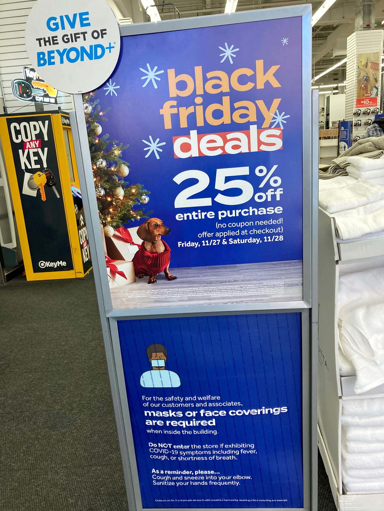 今年のブラックフライデーはマスク着用でソーシャルディスタンスを守って安全にが合言葉となっていました