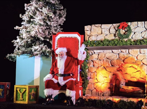 ドライブスルーでサンタクロースと記念撮影できるエンゼルスタジアムのイベント（写真は公式サイトより）