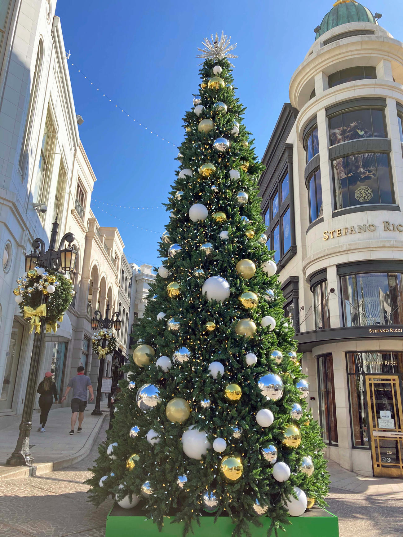 ビバリーヒルズの高級ブランド店街に飾られたクリスマスツリー