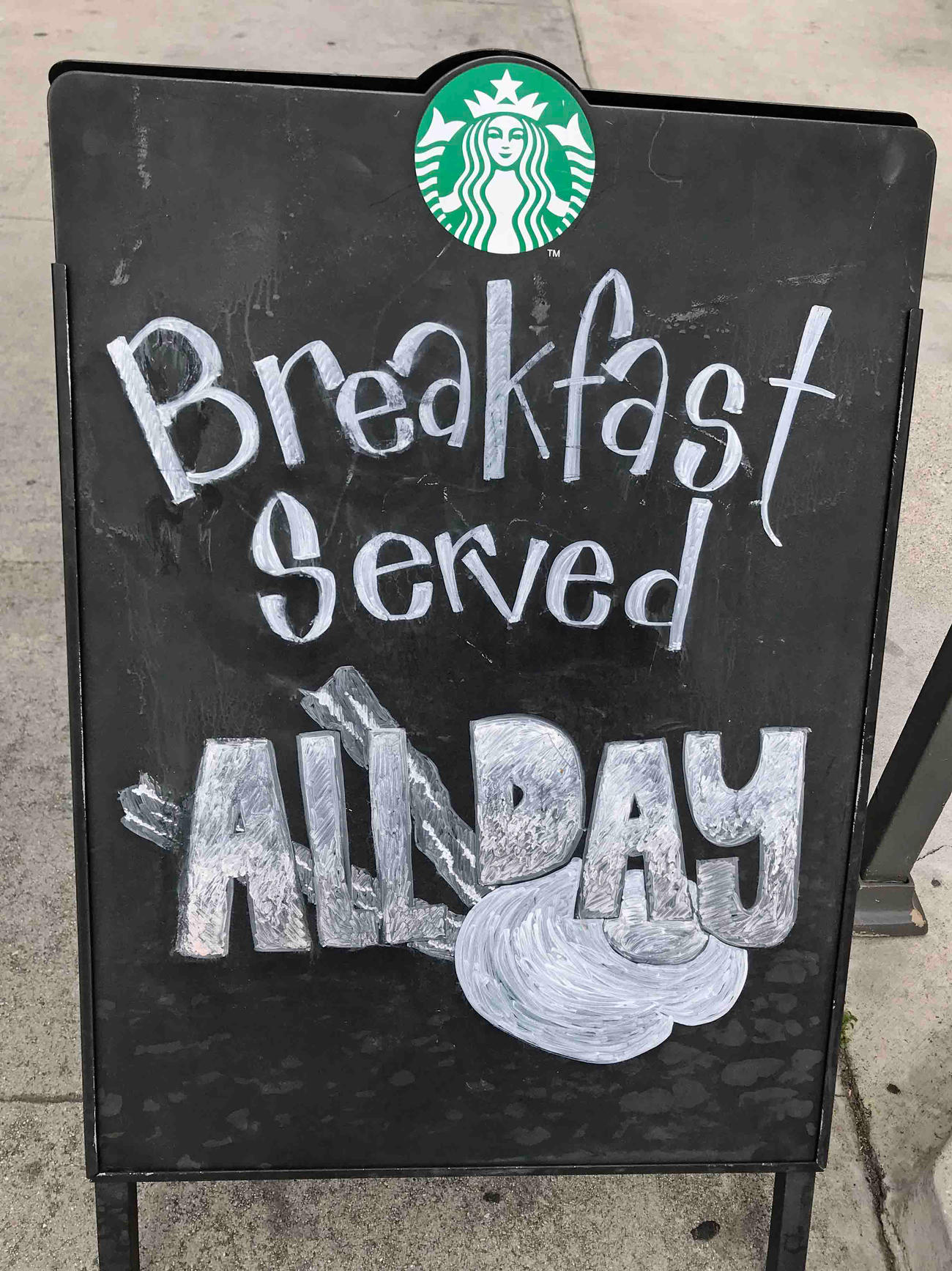 スターバックスはドリンクのみならずサンドイッチやサラダなど軽食も1日中提供して人気