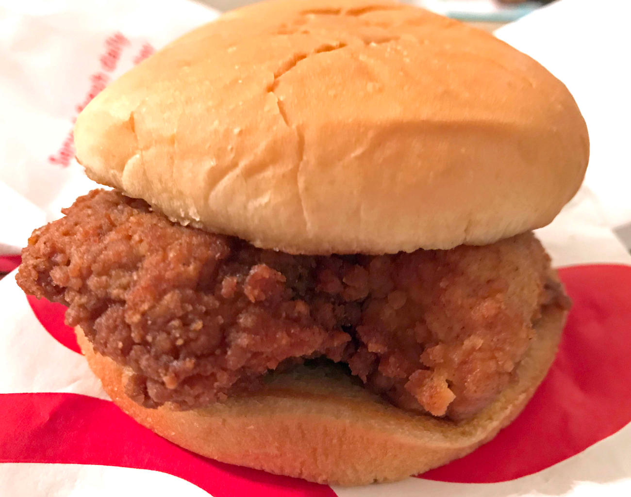 シンプルながらジューシーなチックフィレのチキンサンドは不動の人気