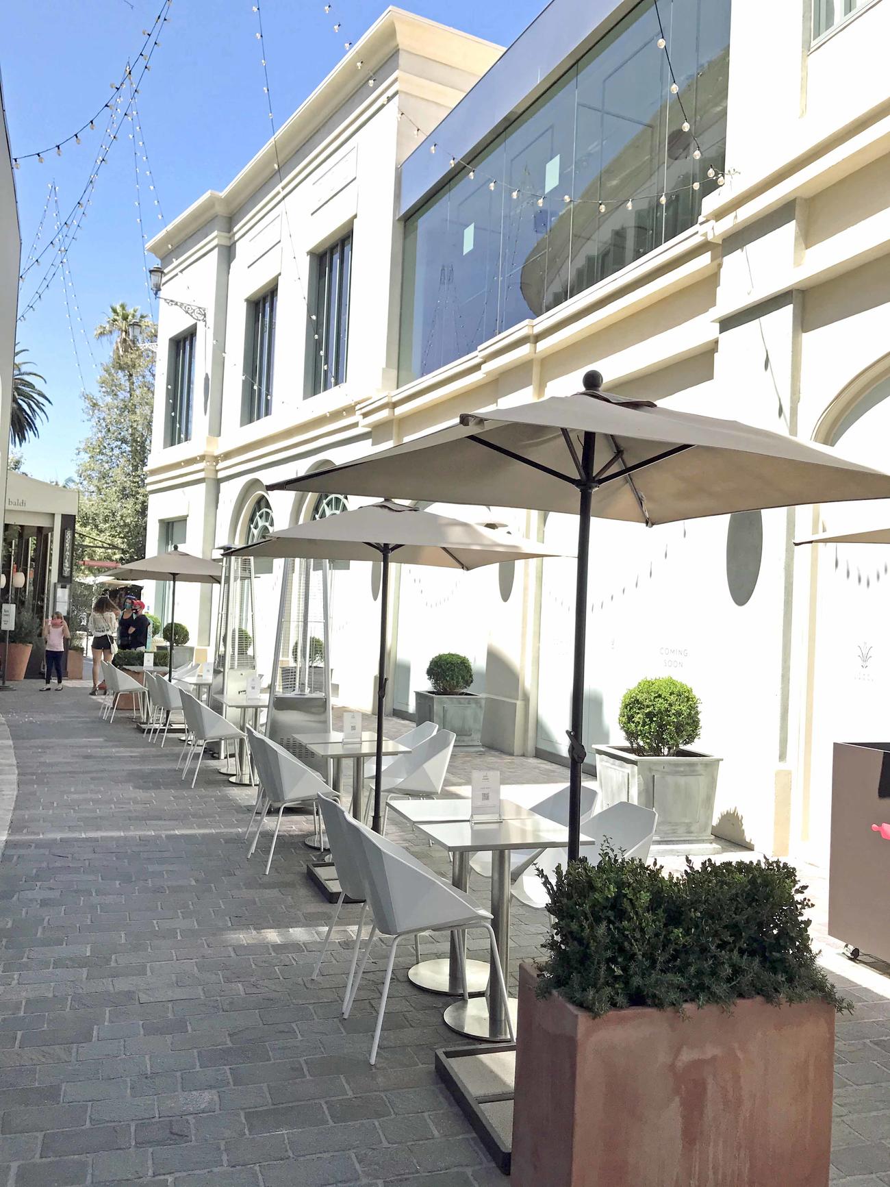 飲食店は屋外に椅子やテーブルを並べて営業している