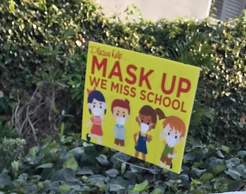 学校を再開させるためにマスクをしようというキャンペーンも