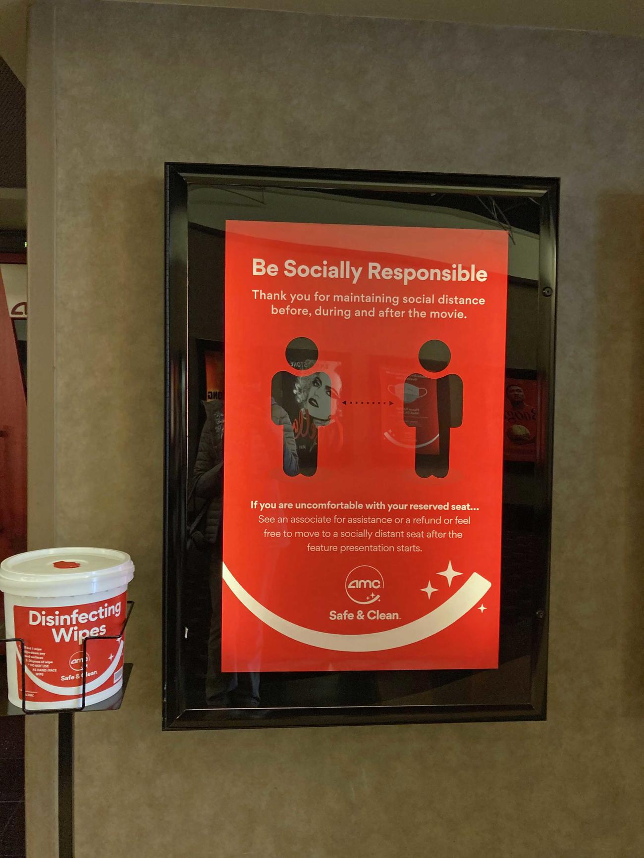 入り口前にはソーシャルディスタンスの確保を促す看板と共に除菌シートも