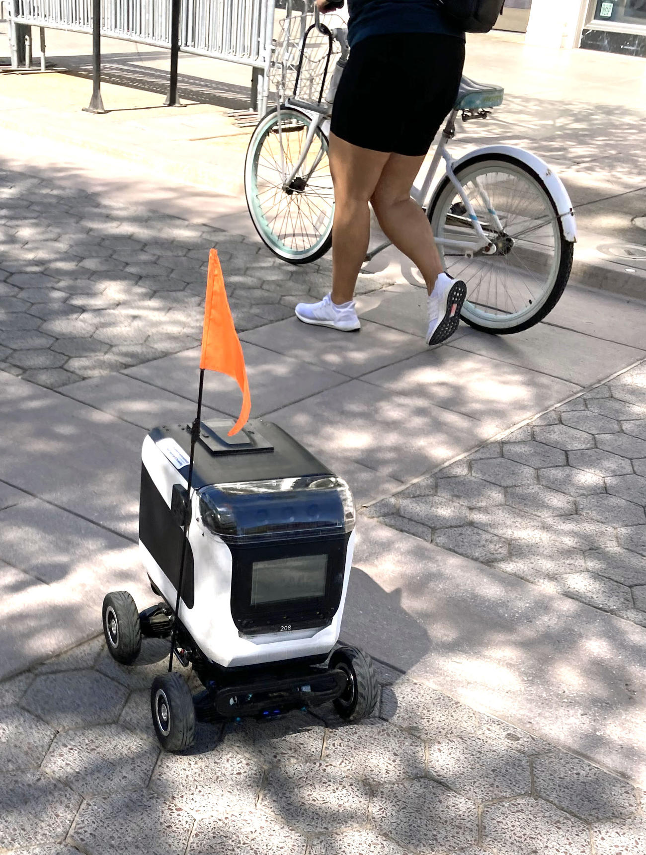 サンタモニカの中心部を走行する配達ロボット