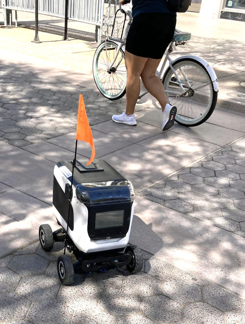 サンタモニカの中心部を走行する配達ロボット