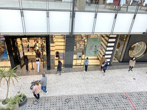 入店制限のある店舗の前でショーシャルディスタンスを保って並ぶ人の姿を見られるのもあとわずか
