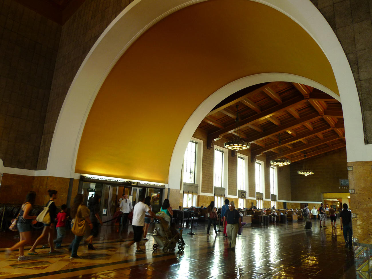 ロビーから待合室へと続く内部は美しいアーチが特徴（撮影は2012年）