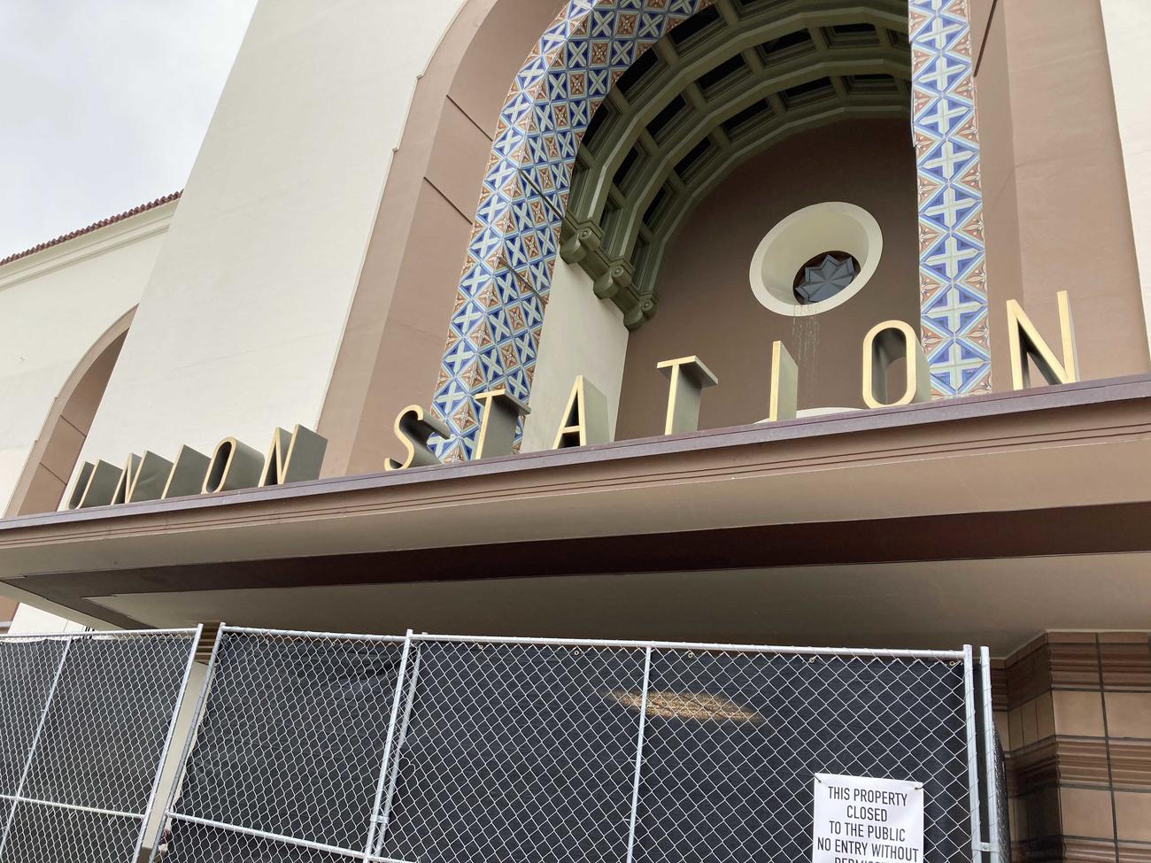 正面入り口はフェンスで覆われて一般の立ち入りは禁止され、中の様子は見ることができません