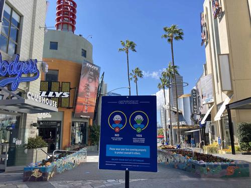 LAではマスクの正しい着用を促す看板が設置されている施設も多く、義務化が徹底されています